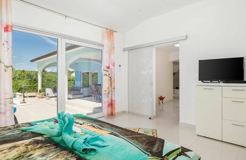 Rogocana Casa | Estupenda casa de vacaciones privada con piscina privada, A/C, WIFI, TV, patio y aparcamiento