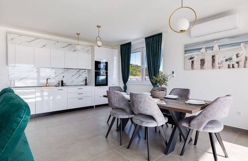 Maslenica Villa | Maravillosa casa de vacaciones privada para 6 personas con WIFI, A/C, TV y terraza