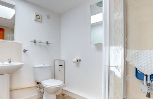 Alston Casa | Estupenda casa de vacaciones privada con TV, patio, mascotas permitida y aparcamiento