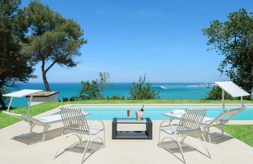 Palombina Nuova Villa | Preciosa casa de vacaciones privada con WIFI, piscina privada, A/C, TV, terraza, vista panorámica