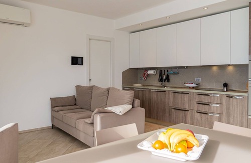 Trezzone Casa | Estupenda casa de vacaciones privada para 4 personas con WIFI, A/C, TV, terraza y aparcamiento