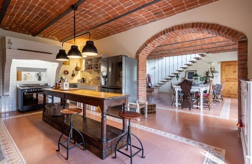 Castell'Alfero Casa | Preciosa casa de vacaciones privada con WIFI, jacuzzi, TV, patio, vista panorámica