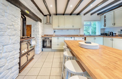 Pentrefelin Cabaña | Stunning property just a few minutes drive from Llandeilo, perfect for exploring this great area.