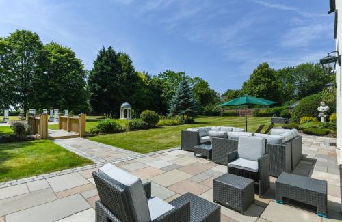 Stoke Bardolph Casa | Stunning Rectory in Countryside with Hot Tub