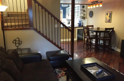 Noble Park Casa | STUNNING, Remodeled, 3-bdrm, 3-bath Townhouse!