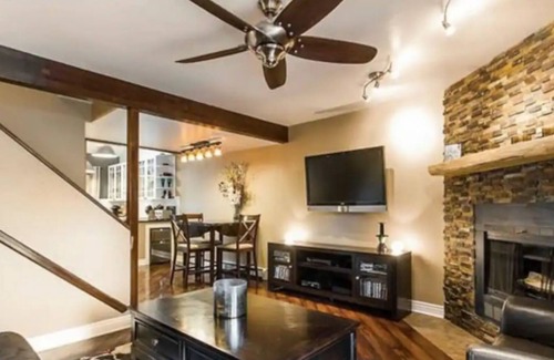 Noble Park Casa | STUNNING, Remodeled, 3-bdrm, 3-bath Townhouse!