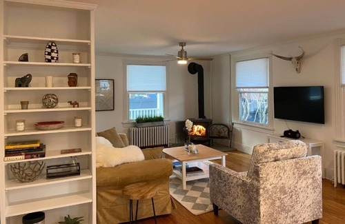 Cottekill Casa | Stunning Renovated Farmhouse- near walking trails