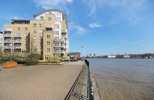 Island Gardens Apartamento | Stunning river view 2 bedrooms entire flat E14 3WA underground parking Island Gardens DLR station nearby