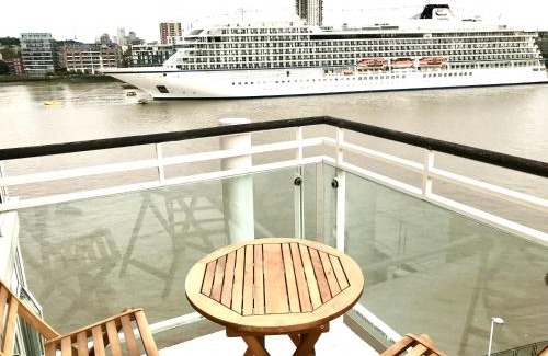 Island Gardens Apartamento | Stunning river view 2 bedrooms entire flat E14 3WA underground parking Island Gardens DLR station nearby