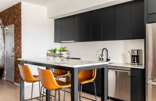 North Capitol Apartamento | Stunning River View Condo Walk to Downtown Rooftop Patio