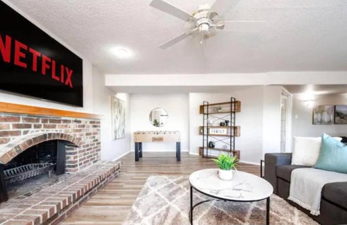 West Edmonton Apartamento | Stunning River View Home, King Bed, Golf, Firepit