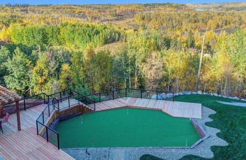 West Edmonton Apartamento | Stunning River View Home, King Bed, Golf, Firepit