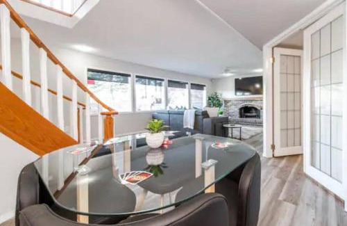 West Edmonton Apartamento | Stunning River View Home, King Bed, Golf, Firepit