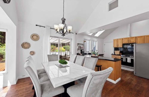 East Lake Hills Casa | Stunning Sammamish Lake View Home near Weowna Park