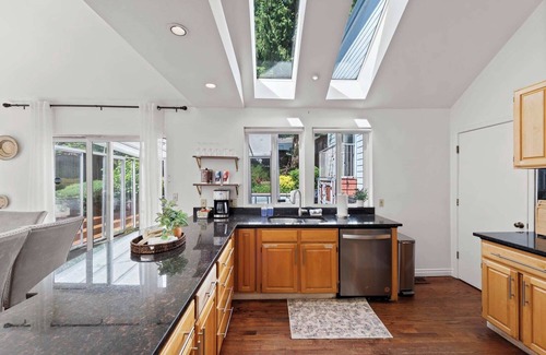 East Lake Hills Casa | Stunning Sammamish Lake View Home near Weowna Park