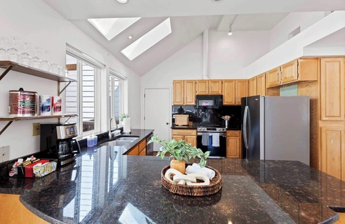 East Lake Hills Casa | Stunning Sammamish Lake View Home near Weowna Park