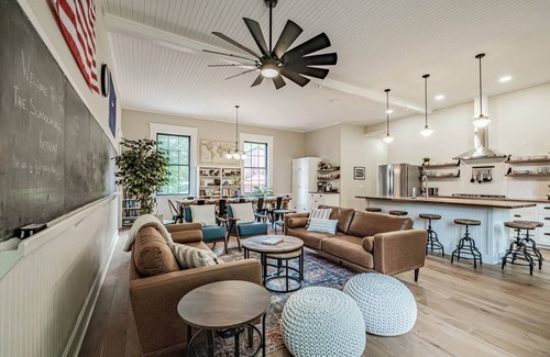 Bridgton Casa | Stunning Schoolhouse & Library*Barn Game Room*2 Hot Tubs*Minutes to Lakes