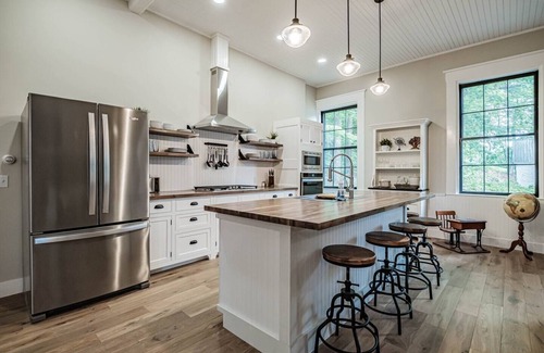 Bridgton Casa | Stunning Schoolhouse & Library*Barn Game Room*2 Hot Tubs*Minutes to Lakes