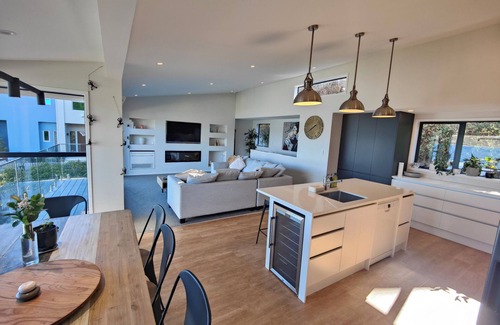Plimmerton Casa | Stunning sea Views in a Lovely Beachside Plimmerton
