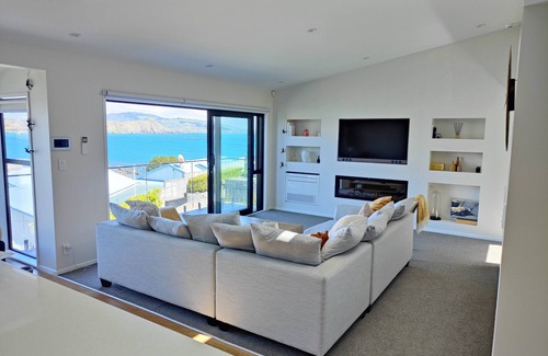 Plimmerton Casa | Stunning sea Views in a Lovely Beachside Plimmerton