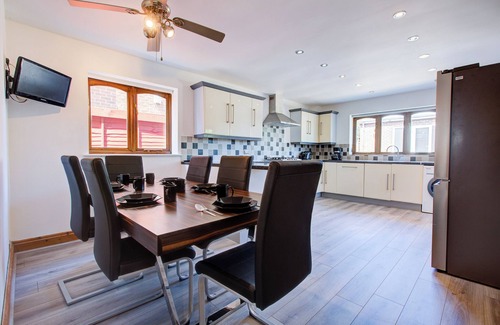 Sheerness Casa | Stunning Seaside House - Sea Views & Hot Tub - Few Minutes Walk to sea and Beach