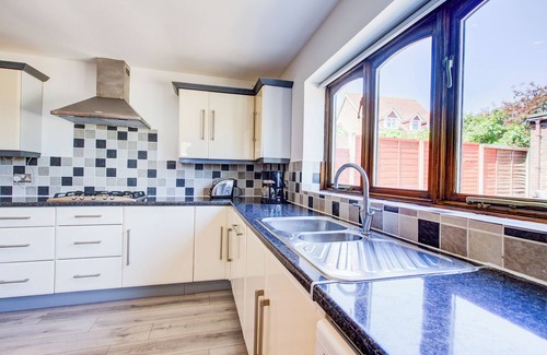 Sheerness Casa | Stunning Seaside House - Sea Views & Hot Tub - Few Minutes Walk to sea and Beach