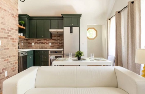 Manomet Apartamento | Stunning seaside loft, walk to beach, romantic getaway for 2 + pet