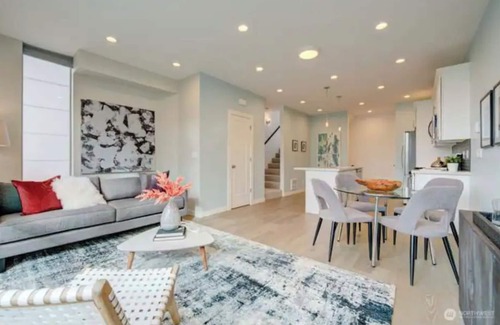 South Delridge Casa | Stunning Seattle Retreat with Roof Top - Utopia Luxury Stay