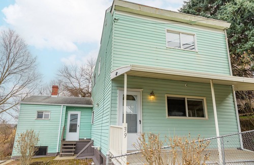 South Side Slopes Casa | Stunning Side of the Hill View of Pittsburgh | Fully Renovated Entire House