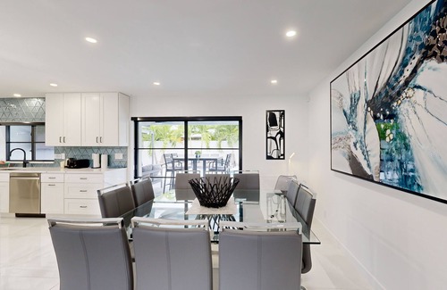 Coral Ridge Isles Casa | Stunning single level home with, heated pool, kitchen, & fully equipped BBQ area