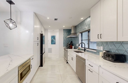 Coral Ridge Isles Casa | Stunning single level home with, heated pool, kitchen, & fully equipped BBQ area