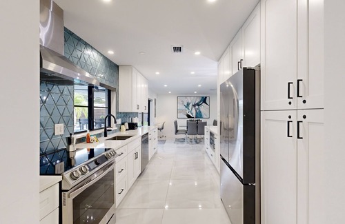 Coral Ridge Isles Casa | Stunning single level home with, heated pool, kitchen, & fully equipped BBQ area