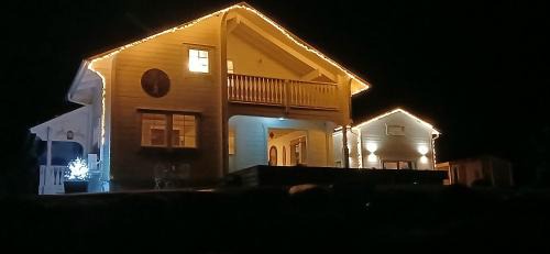 Vallsjobol Casa | Stunning Sleeps 9 Lakeview Loghome Spa & Yoga