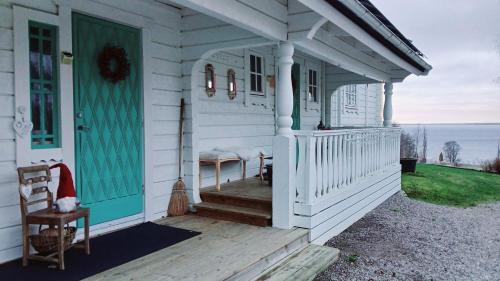 Vallsjobol Casa | Stunning Sleeps 9 Lakeview Loghome Spa & Yoga