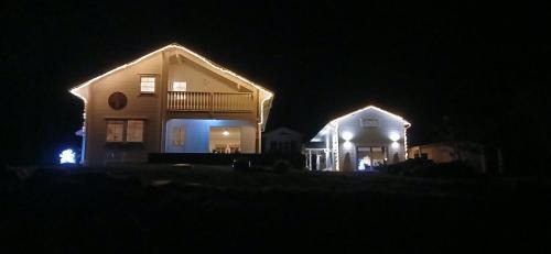 Vallsjobol Casa | Stunning Sleeps 9 Lakeview Loghome Spa & Yoga