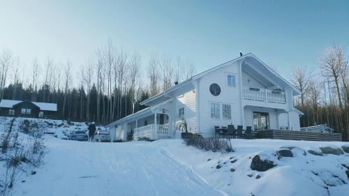 Vallsjobol Casa | Stunning Sleeps 9 Lakeview Loghome Spa & Yoga
