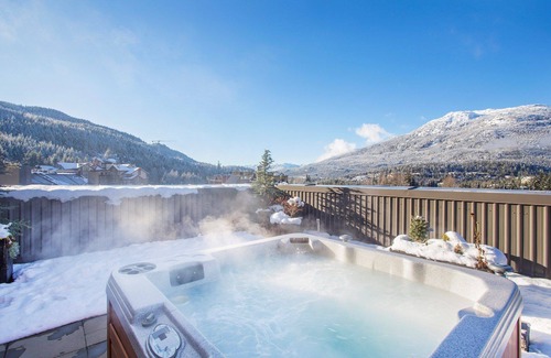 Whistler Village Apartamento | Impresionante SLOPESIDE Suite de 1 dormitorio con balcón privado y bañera de hidromasaje!