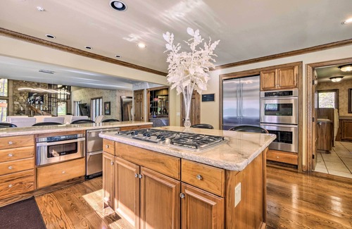 Solon Casa | Stunning Solon Getaway ~ 20 Mi to Cleveland!