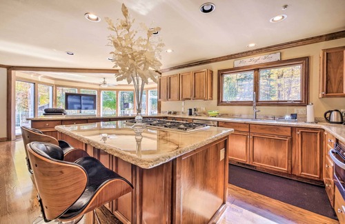 Solon Casa | Stunning Solon Getaway ~ 20 Mi to Cleveland!