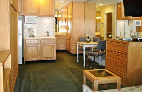 Lakeside Park Cabina | Stunning South Lake Tahoe Resort - Perfect for Romantic or Family Vacations!