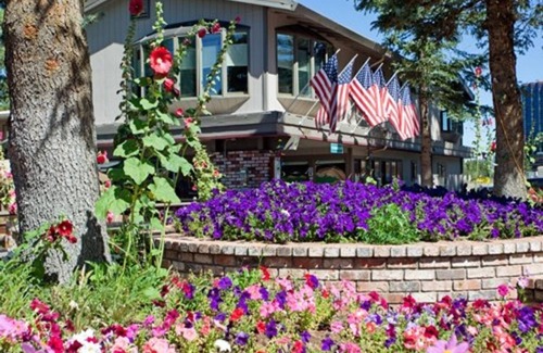 Lakeside Park Cabina | Stunning South Lake Tahoe Resort - Perfect for Romantic or Family Vacations!