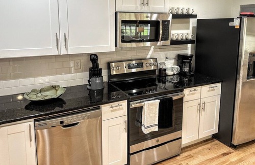 Dothan Casa | Stunning & Spacious 4BR Home