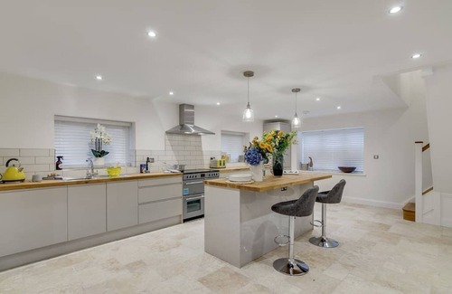 Irstead Casa | Stunning, spacious 6 bedroom home w/garden & parking