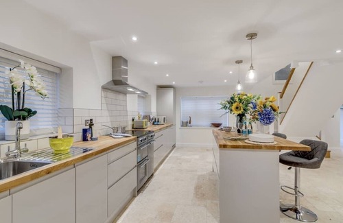 Irstead Casa | Stunning, spacious 6 bedroom home w/garden & parking