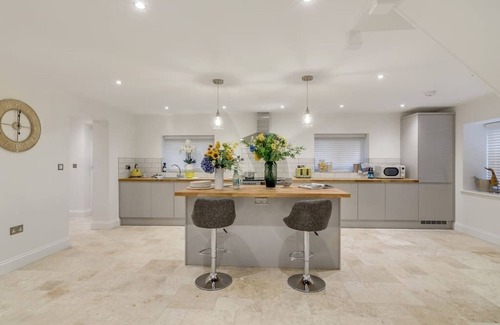 Irstead Casa | Stunning, spacious 6 bedroom home w/garden & parking