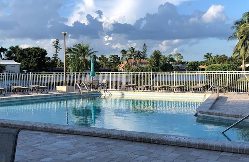 Park Shore Villa | ¡MARAVILLOSO! ¡ESPACIOSO! Completamente renovado 2/2 villa en Nápoles!