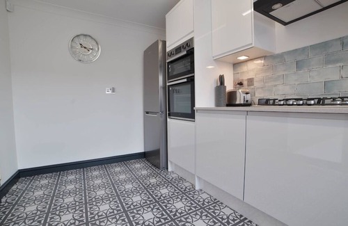 Sleaford Casa | Stunning & Spacious Home | Driveway | Sleeps 6!