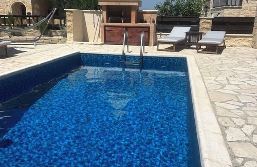 Kallepia Villa | Villa de piedra con piscina privada y vistas panorámicas a la montaña