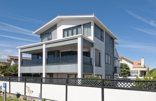 Omanu Casa | Impresionante, elegante, frente al mar, casa de 3 niveles, con magníficas vistas