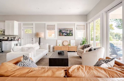 Hopatcong Casa | Stunning sun-drenched lakefront 4-bedroom house